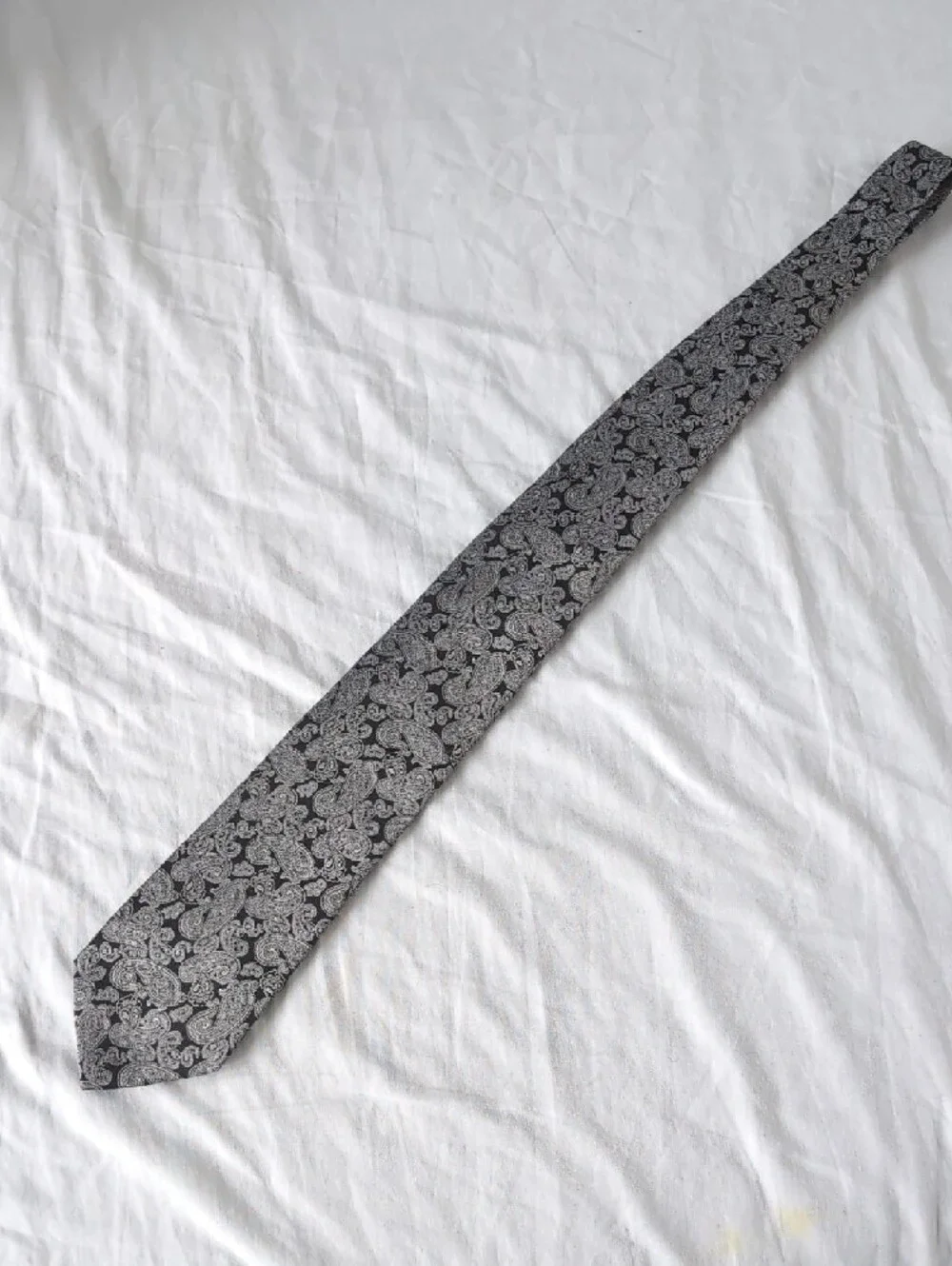 Geoffrey Beene Black and Silver Paisley Silk Tie - Picture 6 of 7